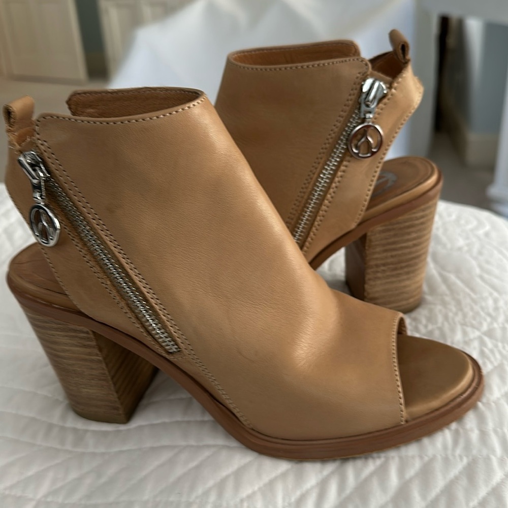 Wishbone open toe booties size 6m